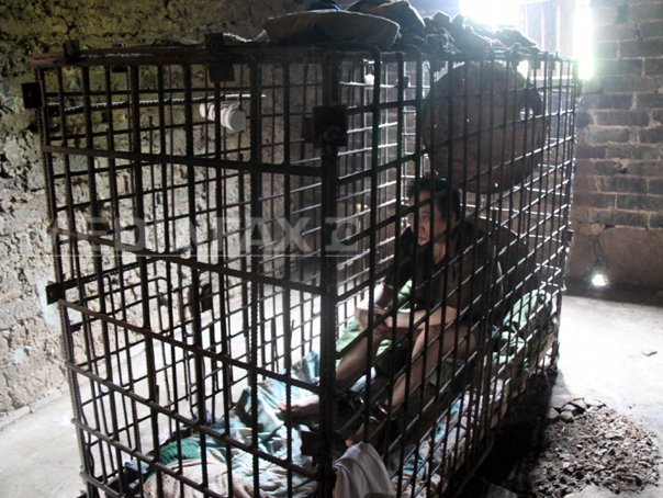 Imaginea articolului Un chinez bolnav mintal şi-a petrecut ultimii 11 ani închis de propria familie într-o cuşcă - FOTO