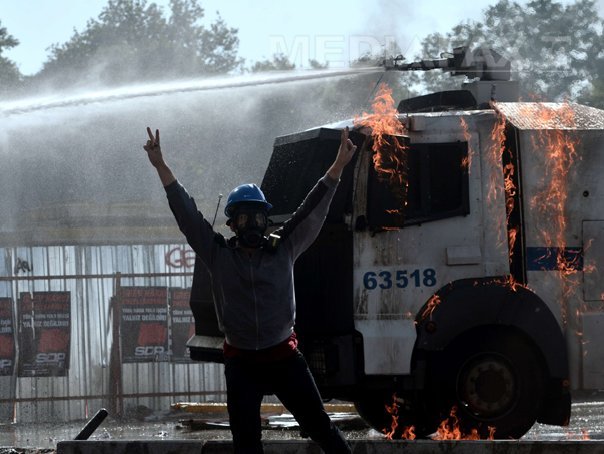 Imaginea articolului PROTESTELE din TURCIA: Confruntările între manifestanţii din Piaţa Taksim şi poliţie în imagini - GALERIE FOTO