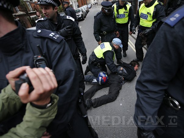 Imaginea articolului Poliţia britanică a arestat 57 de manifestanţi anti-G8, la Londra