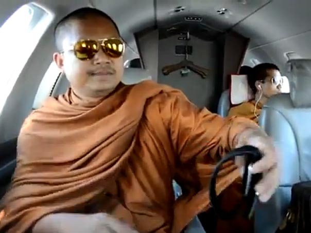 Imaginea articolului Călugări budişti din Thailanda, criticaţi după ce au fost filmaţi într-un avion privat - VIDEO