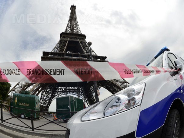 Imaginea articolului Turnul Eiffel, închis pentru scurt timp din cauza unui bărbat care a ameninţat că se aruncă în gol