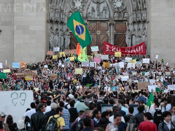 Imaginea articolului PROTESTE VIOLENTE în BRAZILIA: Aproximativ 50.000 de persoane au manifestat la Sao Paulo - VIDEO, GALERIE FOTO