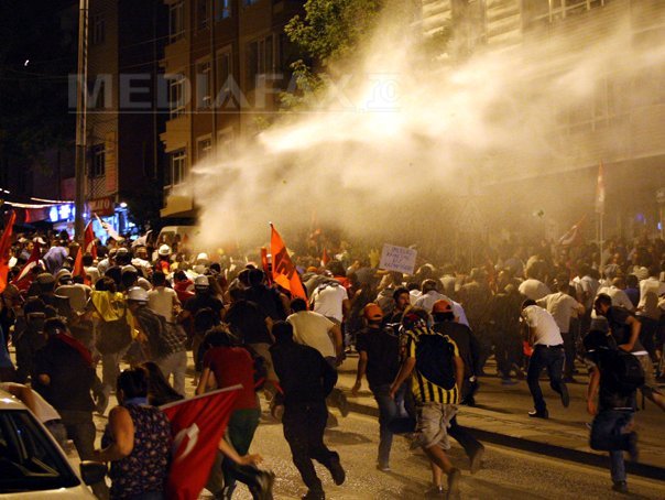 Imaginea articolului PROTESTELE DIN TURCIA: Gaze lacrimogene şi tunuri cu apă, folosite pentru a dispersa peste 2.000 de manifestanţi, la Ankara - FOTO