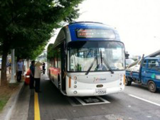 Imaginea articolului Nou mijloc de transport într-un oraş din Coreea de Sud: Cum funcţionează autobuzele electrice cu încărcare wireless - FOTO