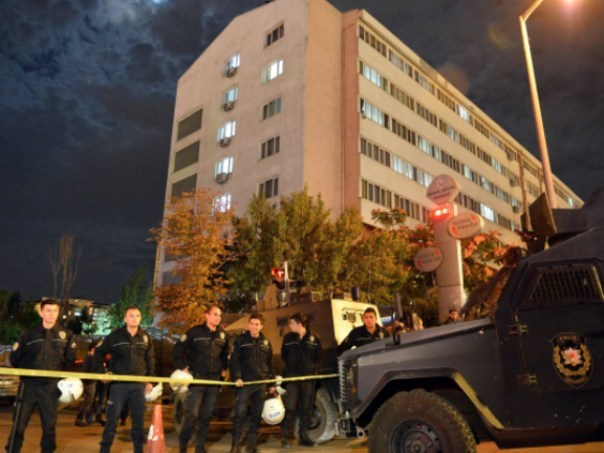 Imaginea articolului Două clădiri ale poliţiei din Ankara au fost ţinta unui atac cu rachete. Un suspect a fost ucis de poliţie