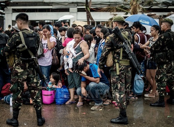 Imaginea articolului Stare de CATASTROFĂ NAŢIONALĂ în Filipine: Echipe de salvare şi ajutoare sosesc din lumea întreagă în ţara devastată de taifunul Haiyan. General american: "Totul este distrus" - FOTO