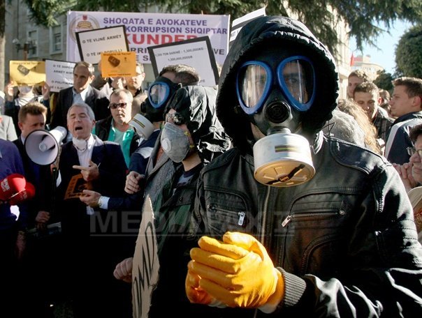 Imaginea articolului PROTEST în Tirana faţă de posibilitatea distrugerii armelor chimice siriene în Albania