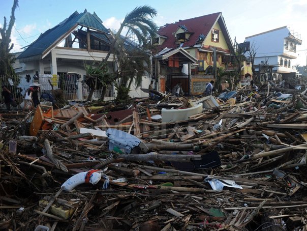 Imaginea articolului Bilanţul taifunului în Filipine: ONU anunţă cel puţin 4.460 de morţi. Datele oficiale de la Guvern - 3.621 de morţi - VIDEO