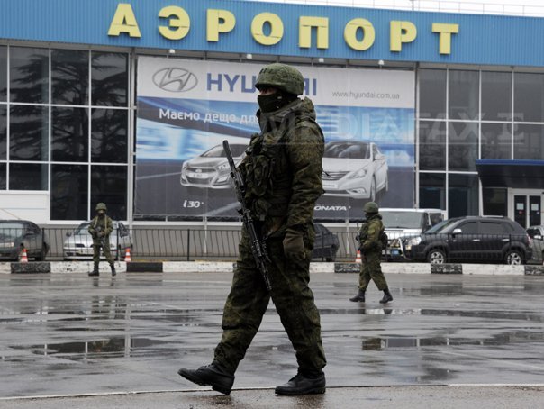 Imaginea articolului Două aeroporturi din Crimeea, ocupate de persoane înarmate. Autorităţile ucrainene au preluat controlul asupra aeroporturilor. Kievul cere convocarea Consiliului de Securitate ONU - VIDEO, FOTO