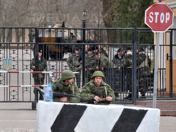 Imaginea articolului Purtătorul de cuvânt al lui Putin: Militarii ucraineni se pot alătura armatei ruse sau sunt liberi să plece din Crimeea