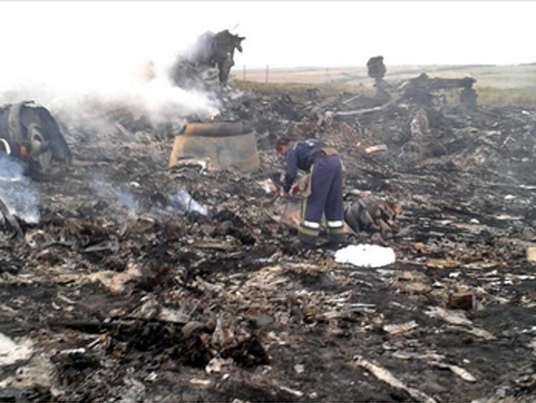 Imaginea articolului Primele FOTOGRAFII de la locul tragediei aviatice din estul Ucrainei, publicate de Russia Today pe Twitter - FOTO