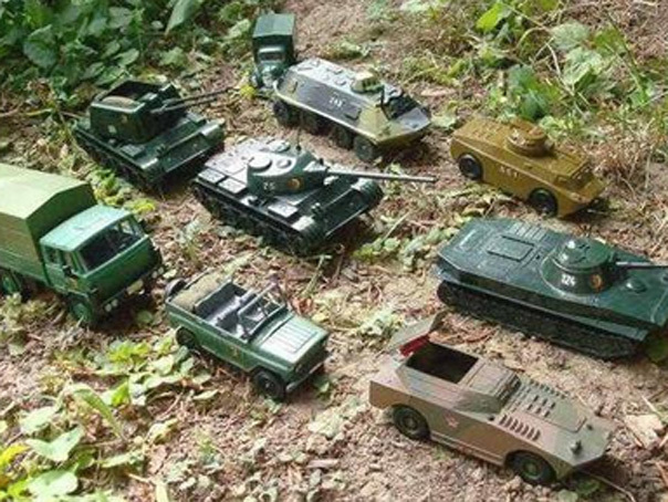 Imaginea articolului Rusia ironizează NATO: Fotografii cu tancuri de jucărie, postate pe Twitter - FOTO
