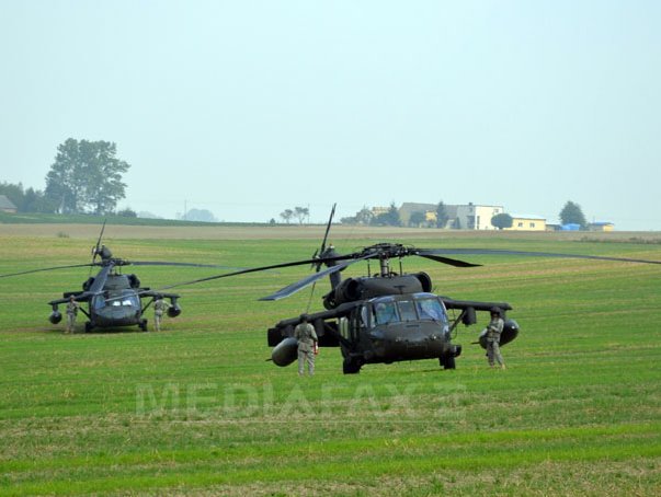 Imaginea articolului Şase elicoptere americane de luptă au aterizat de urgenţă într-un lan de rapiţă din Polonia - FOTO
