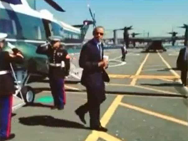 Imaginea articolului Barack Obama, criticat după ce a salutat un puşcaş marin în timp ce ţinea în mână o cană de cafea - VIDEO