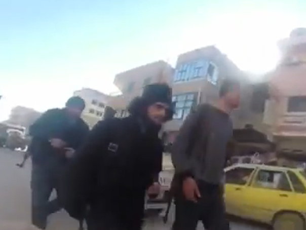 Imaginea articolului Viaţa în bastionul grupării Stat Islamic: Bărbaţii şi femeile merg înarmaţi pe stradă. Imaginile filmate în secret de o femeie - VIDEO