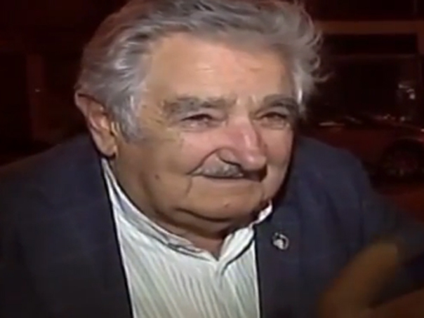 Imaginea articolului "Cel mai sărac" preşedinte din lume i-a dat bani unui cerşetor în timpul unui interviu televizat - VIDEO