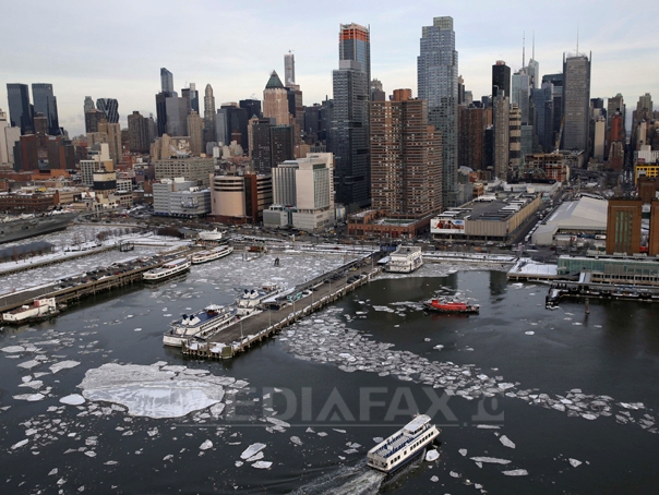 Imaginea articolului Transportul pasagerilor cu feribotul pe East River, oprit din cauza gheţii: "Este cea mai rea iarnă din ultimii 28 de ani" - FOTO