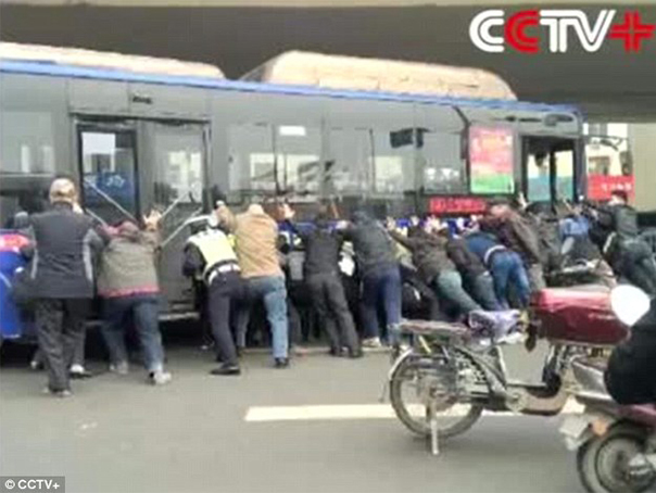 Imaginea articolului Salvare miraculoasă: Pasageri şi trecători au scos un bărbat de sub roţile unui autobuz - VIDEO
