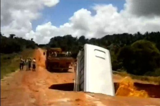 Imaginea articolului Autobuz, înghiţit de un crater şi apoi luat de ape, în Brazilia - VIDEO