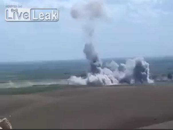 Imaginea articolului MOMENTUL exploziei unui autovehicul-capcană: Maşina unui membru al Statului Islamic trece peste o mină, este aruncată în aer şi explodează - VIDEO