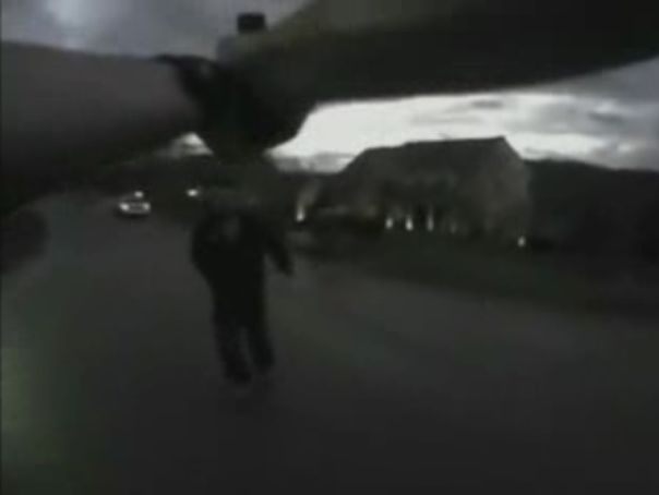 Imaginea articolului Un poliţist american refuză să împuşte un suspect, deşi acesta îl atacă - VIDEO