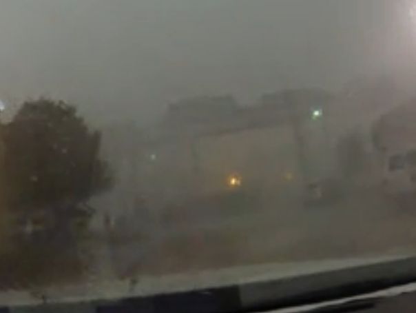 Imaginea articolului IMAGINI impresionante: Un tren de marfă este dărâmat de pe un pod de vântul puternic, în New Orleans - FOTO & VIDEO