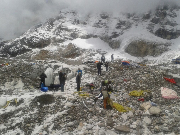 Imaginea articolului Nepalul ar putea extine valabilitatea permiselor de acces pe Everest din acest an 