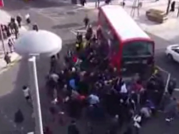 Imaginea articolului Imagini impresionante: Zeci de oameni ridică un autobuz pentru a salva un bărbat prins sub vehicul - VIDEO