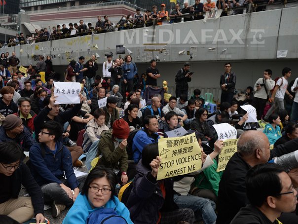Imaginea articolului Reforma ce a generat protestele din Hong Kong, respinsă după ce deputaţii prochinezi au părăsit sala