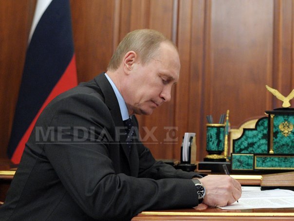 Imaginea articolului Vladimir Putin a semnat un decret de prelungire cu un an a sancţiunilor vizând importuri din UE