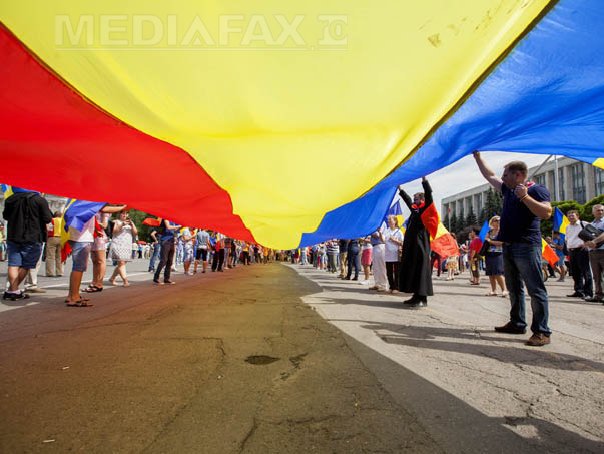 Imaginea articolului REPORTAJ: Românii de pe ambele maluri ale Prutului au cerut unirea: Domnule preşedinte Iohannis, primiţi-ne acasă! - FOTO
