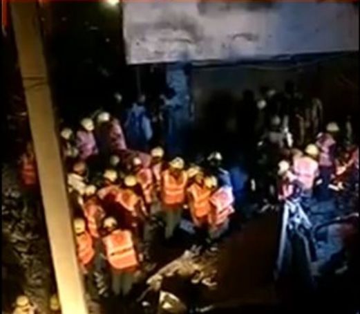 Imaginea articolului O clădire cu patru etaje s-a prăbuşit în New Delhi: Trei persoane au murit - VIDEO