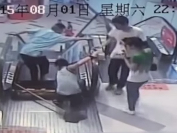 Imaginea articolului Un nou INCIDENT pe scara rulantă, într-un centru comercial din China - VIDEO