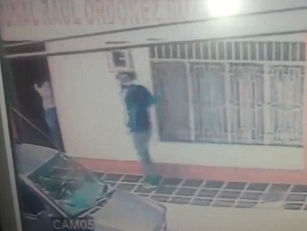 Imaginea articolului Momentul în care o jurnalistă din Columbia e împuşcată în cap, surprins de camerele de supraveghere - VIDEO