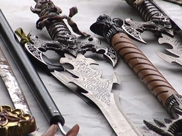 Imaginea articolului Depozit de arme albe descoperit în casa unei femei: Peste 3.700 de săbii, macete, securi şi cuţite au fost ridicate de poliţişti - FOTO, VIDEO