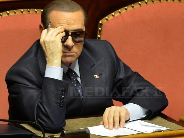 Imaginea articolului Berlusconi, în prima sa biografie: Sarkozy, un "cretin agresiv şi gelos". Merkel, "bucuroasă" să primească bijuterii - FOTO
