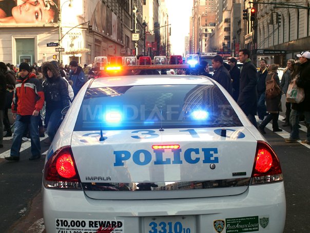 Imaginea articolului Un poliţist din New York a murit după ce a fost împuşcat în cap de un suspect pe care îl urmărea