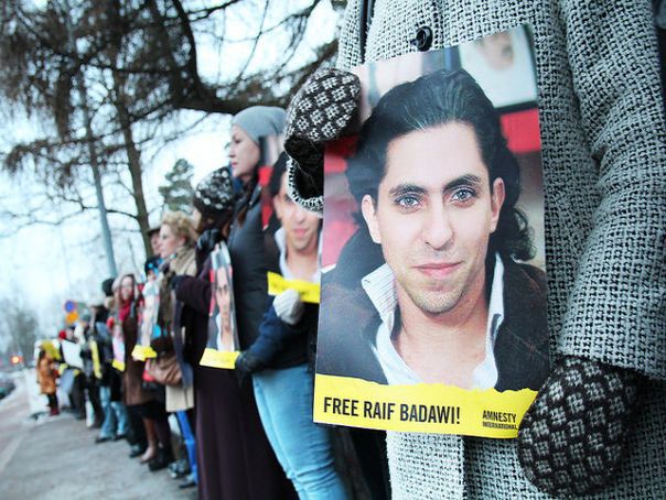 Imaginea articolului Blogger-ul Raif Badawi, condamnat la 10 ani de închisoare şi 1.000 de lovituri de bici pentru insultarea Islamului, a primit Premiul Saharov 2015 - VIDEO
