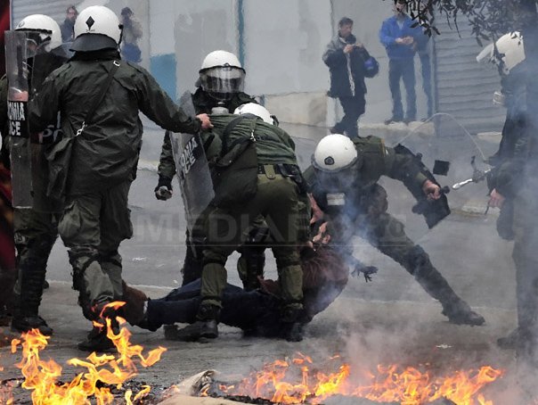 Imaginea articolului GREVA generală din Grecia: Confruntări între poliţie şi manifestanţi la Atena -VIDEO 
