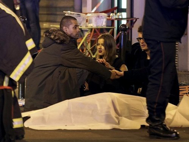 Imaginea articolului IMAGINI DRAMATICE surprinse în timpul luării de ostatici de la sala de concerte Bataclan şi după atentatele de la Paris - FOTO, VIDEO