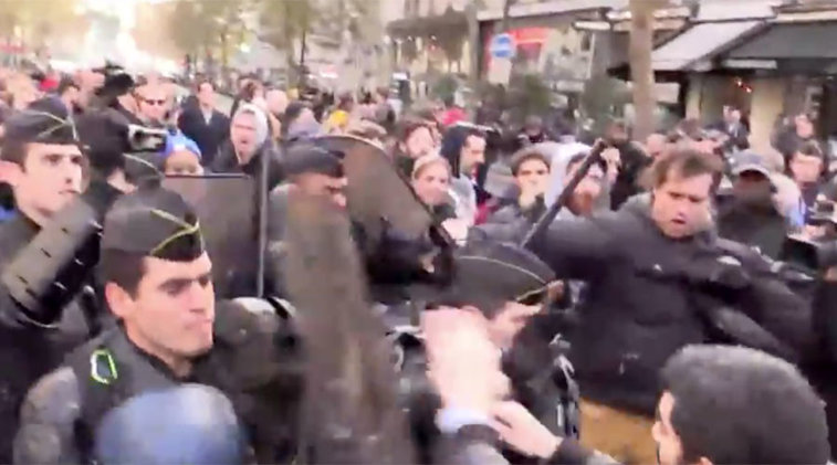 Imaginea articolului Sute de manifestanţi la Paris, în sprijinul refugiaţilor şi împotriva stării de urgenţă. Poliţia a intervenit cu bastoane şi spray-uri iritante - VIDEO