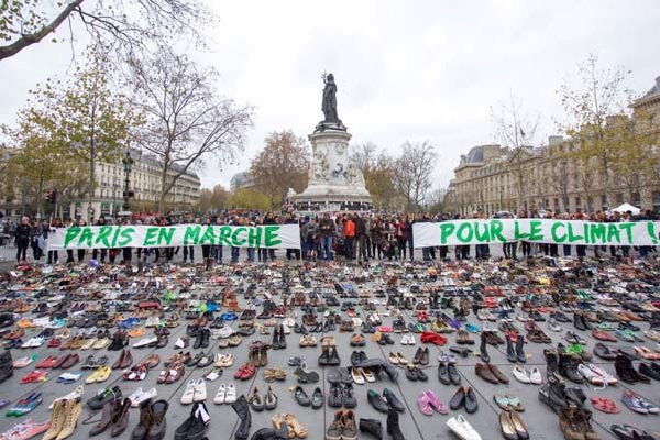 Imaginea articolului PROTEST INEDIT la Paris: Manifestanţii au lăsat mii de perechi de pantofi în Piaţa Republicii - GALERIE FOTO