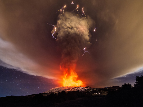 Imaginea articolului GALERIE FOTO: Erupţie spectaculoasă a vulcanului Etna, cu apariţia unor fulgere vulcanice
