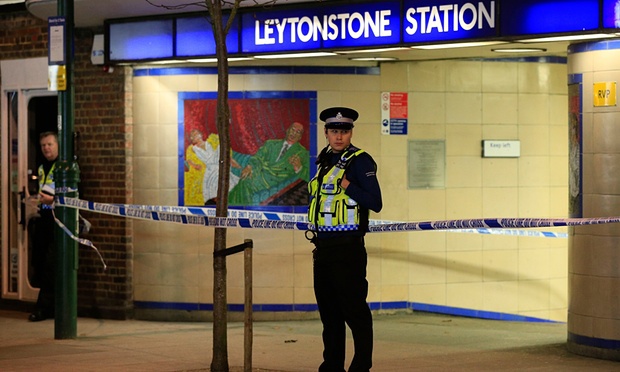 Imaginea articolului ATAC TERORIST la o staţie de metrou din Londra: Un bărbat a înjunghiat trei persoane înainte de a fi arestat de Poliţie - VIDEO