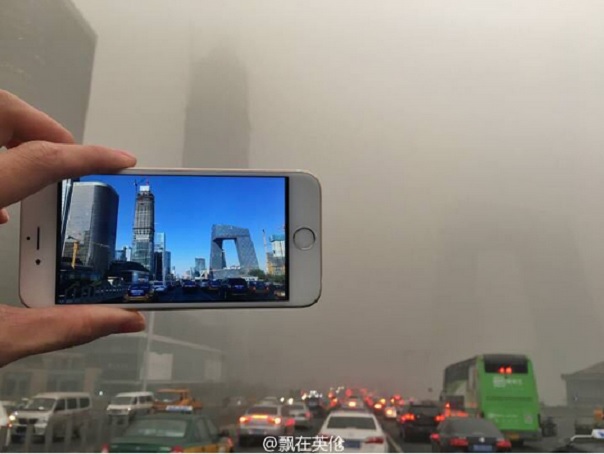 Imaginea articolului IMAGINI INEDITE: Cum este acoperit oraşul Beijing de norul de SMOG - VIDEO