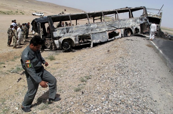 Imaginea articolului Cel puţin 24 de morţi în Afganistan, după o coliziune între un autocar şi un camion