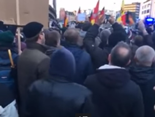 Imaginea articolului Protest al extremei-drepte faţă de agresiunile din Koln, dispersat de forţele de ordine cu tunuri de apă - VIDEO
