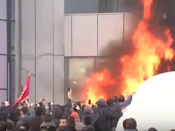 Imaginea articolului PROTESTE în Kosovo: Sediul Guvernului din Priştina, incendiat de protestatari. 14 persoane au fost rănite în timpul violenţelor - VIDEO