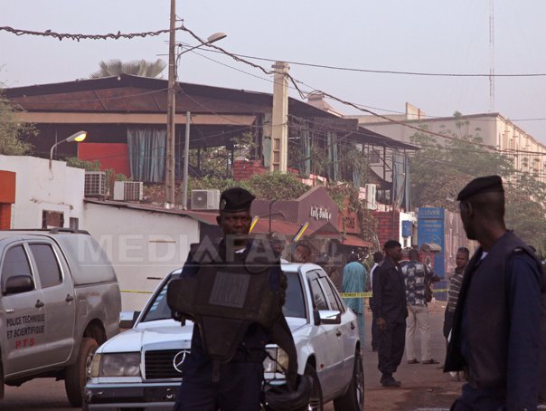 Imaginea articolului Atac terorist la un hotel din Burkina Faso, soldat cu 27 de morţi. Atacul, revendicat de Al-Qaida - FOTO