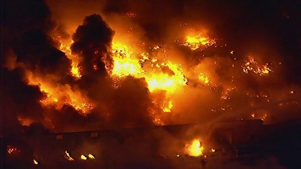 Imaginea articolului Un incendiu de proporţii a mistuit un parc industrial din Statele Unite. VIDEO